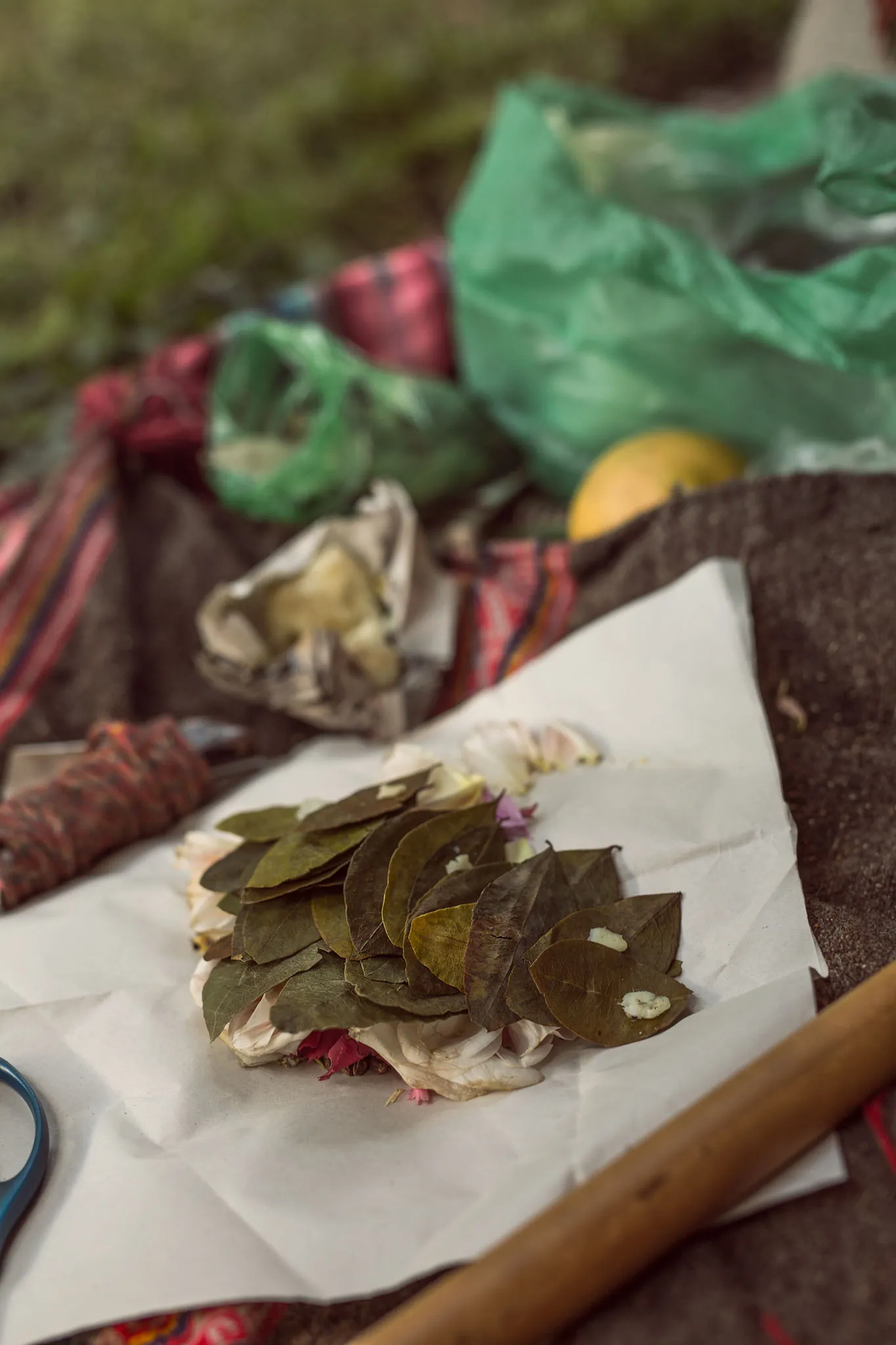 Kokablätter und rituelle Gegenstände bei einer Zeremonie in Peru