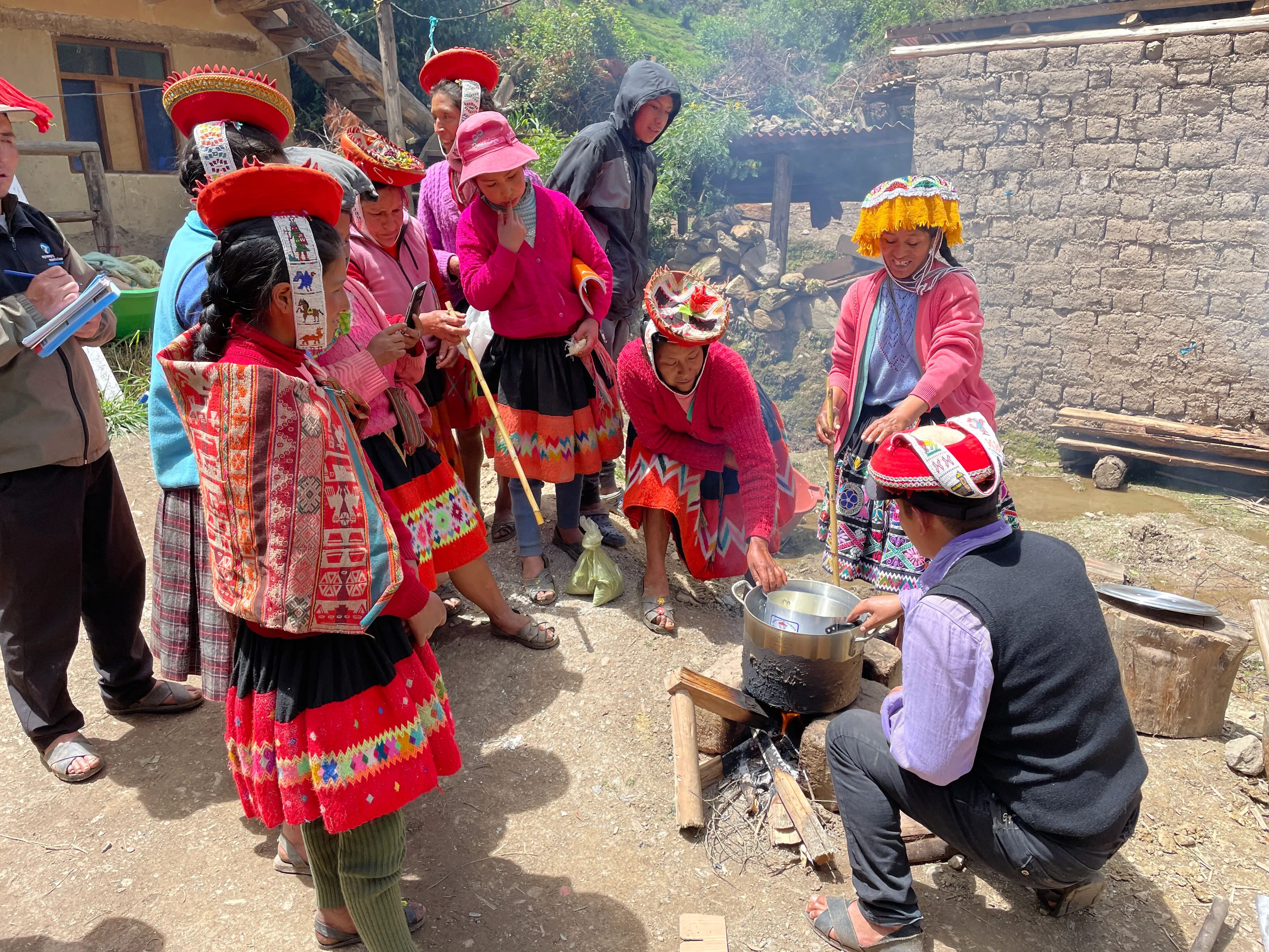 Gemeinschaft in Peru bei einem gemeinsamen Projekt am Feuer