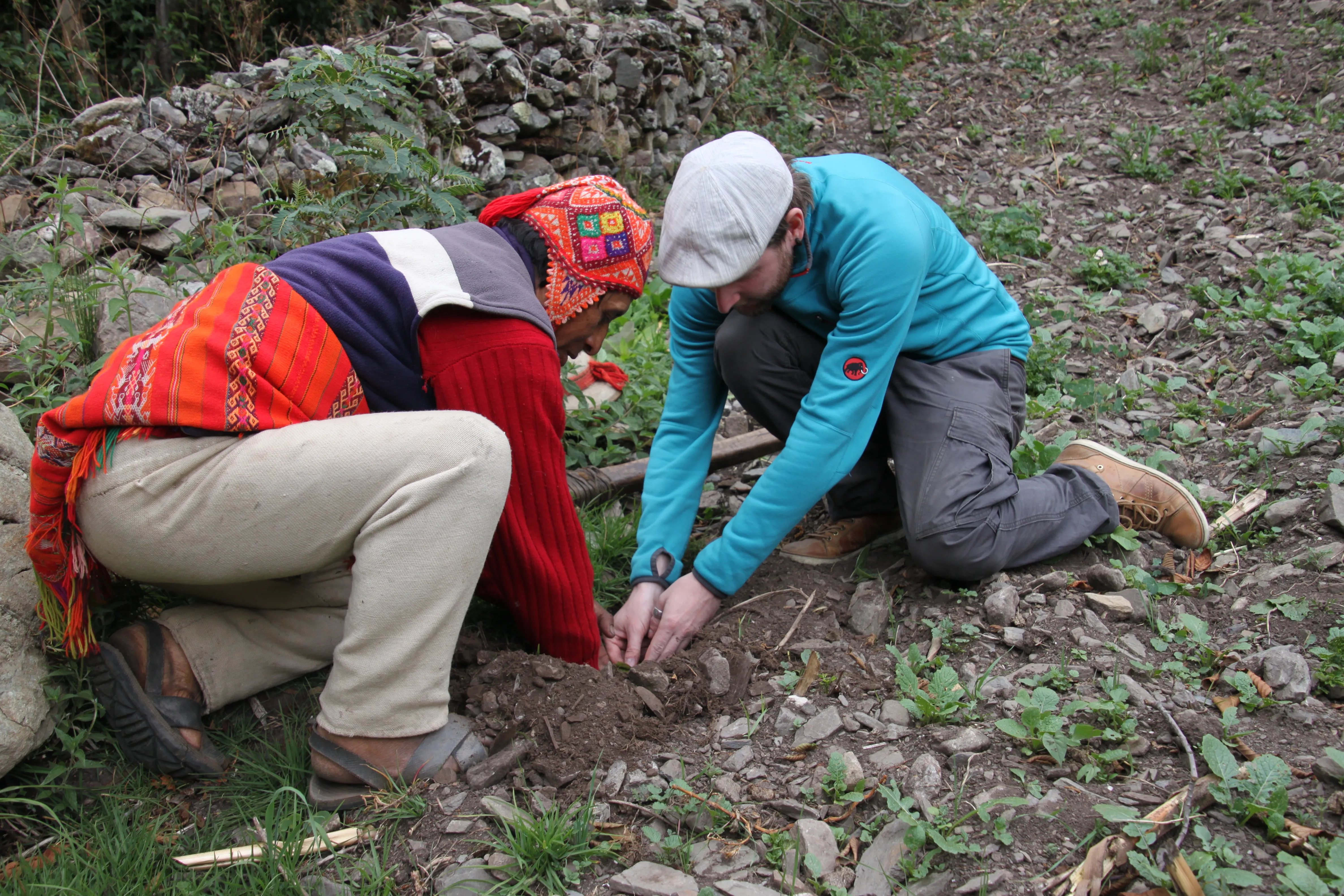 Gemeinsames Arbeiten mit der Erde bei einem Projekt in Peru